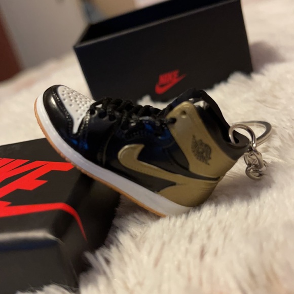Jordan Other - Air Jordan l Retro High  “Gold Top” Keychain